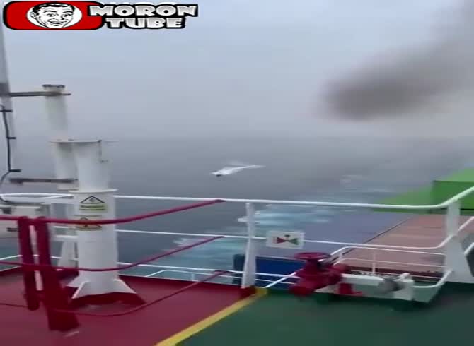 Video :A Kamikaze pirate ship in route to a container ship is destroyed by the crew!